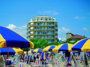 Отель Lignano Sabbiadoro Sea Front  Линьяно Пинета